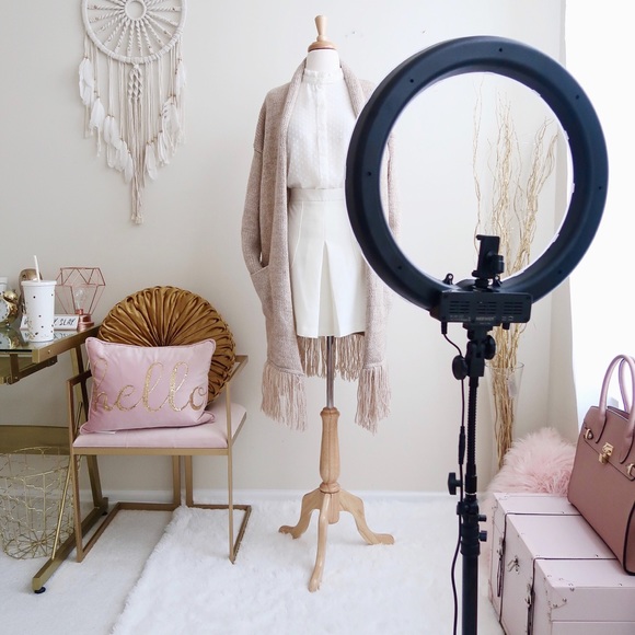 FancynChic Lifestyle Blogger, You-tuber, Posher - Picture 1 of 8